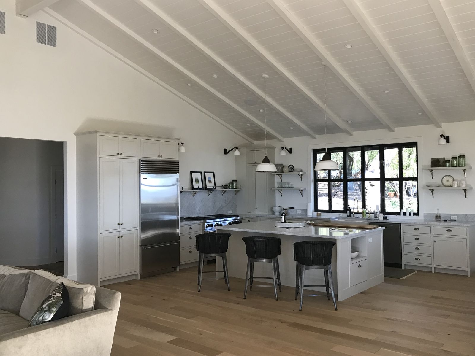 Great room kitchen - vaulted beams - Howard Construction Inc.