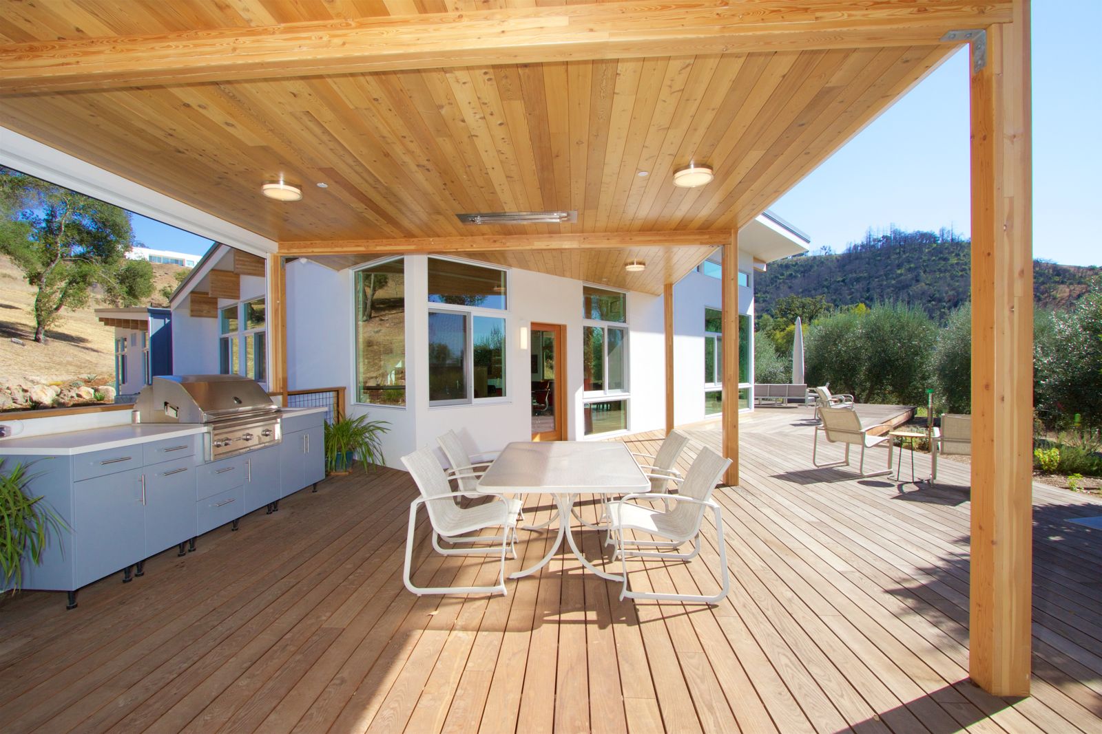 Outdoor kitchen and dining deck - Howard Construction Inc.
